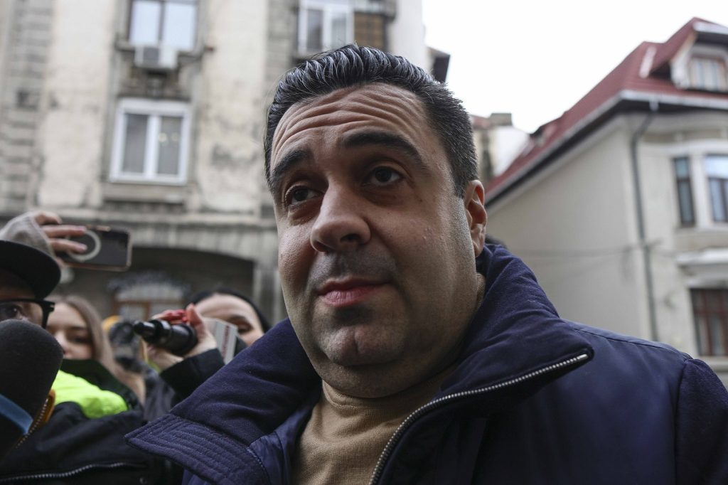 Tribunalul București a decis vineri să plaseze în arest la domiciliu doi personaje-cheie în scandalul corupției din domeniul transporturilor, Răzvan Cuc și Cătălin Daniel Bușe