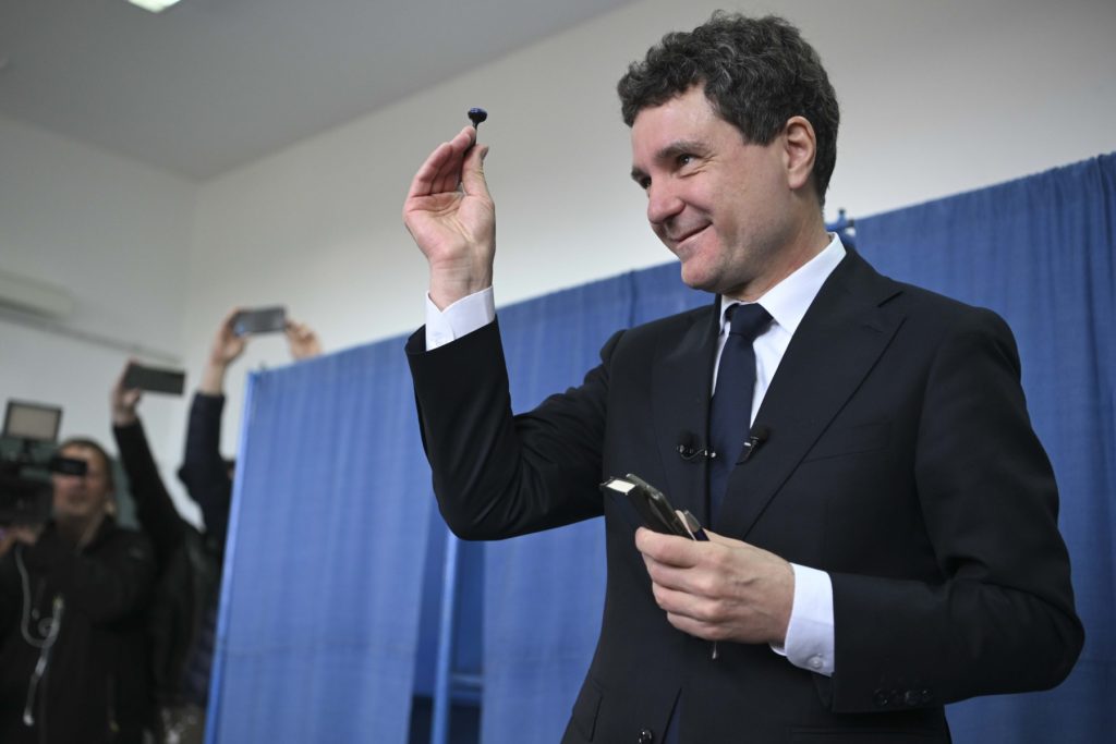 Kelemen Hunor avertizează asupra consecințelor internaționale ale disputei politice din România Liderul UDMR, Kelemen Hunor, a lansat un apel dur către factorii de decizie din România, subliniind că singura soluție relevantă pentru a depăși criza actuală legată de anularea alegerilor prezidențiale și pentru a menține credibilitatea țării în fața comunității internaționale este prezentarea unui raport transparent și clar
