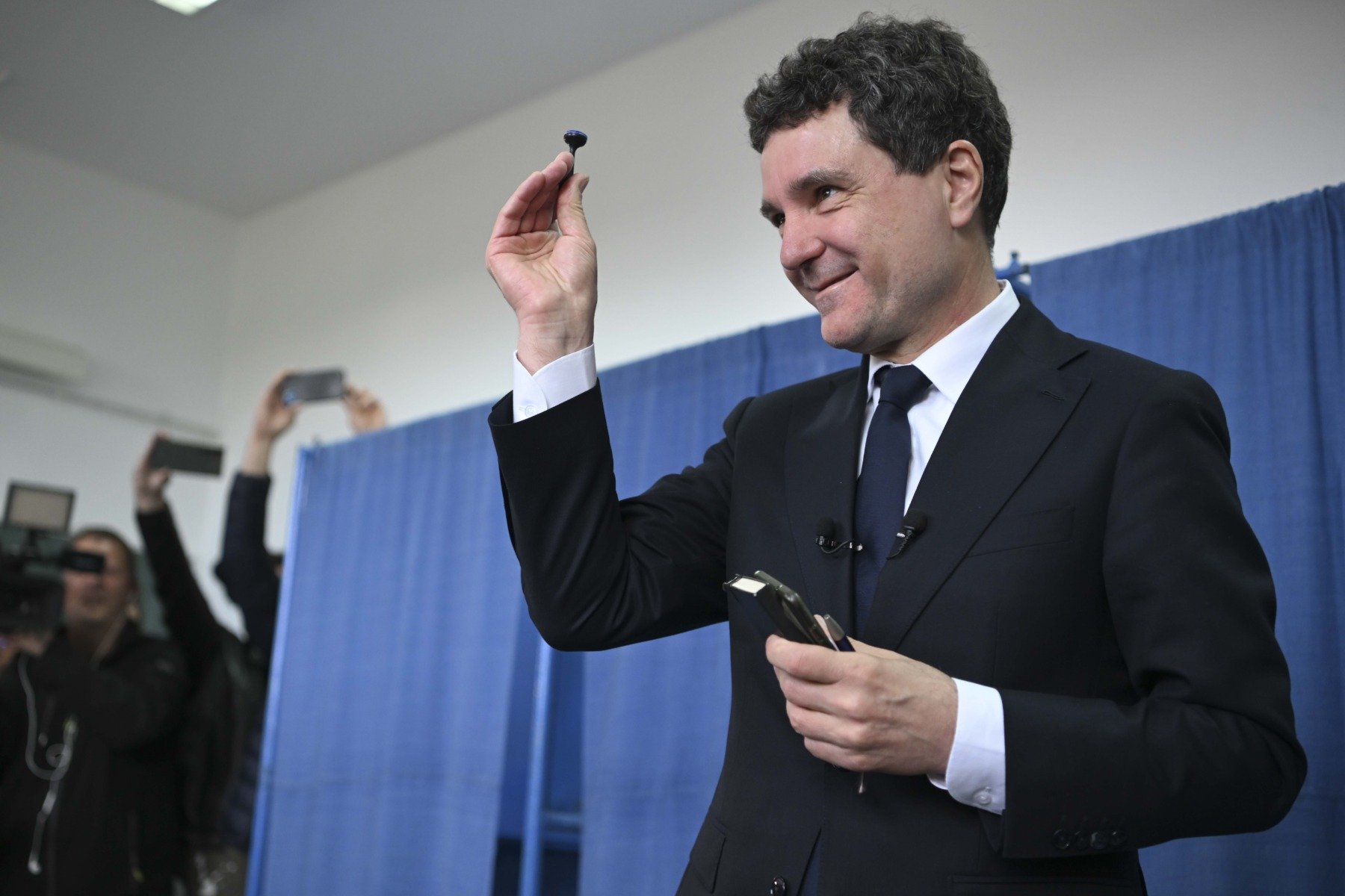 Kelemen Hunor avertizează asupra consecințelor internaționale ale disputei politice din România Liderul UDMR, Kelemen Hunor, a lansat un apel dur către factorii de decizie din România, subliniind că singura soluție relevantă pentru a depăși criza actuală legată de anularea alegerilor prezidențiale și pentru a menține credibilitatea țării în fața comunității internaționale este prezentarea unui raport transparent și clar