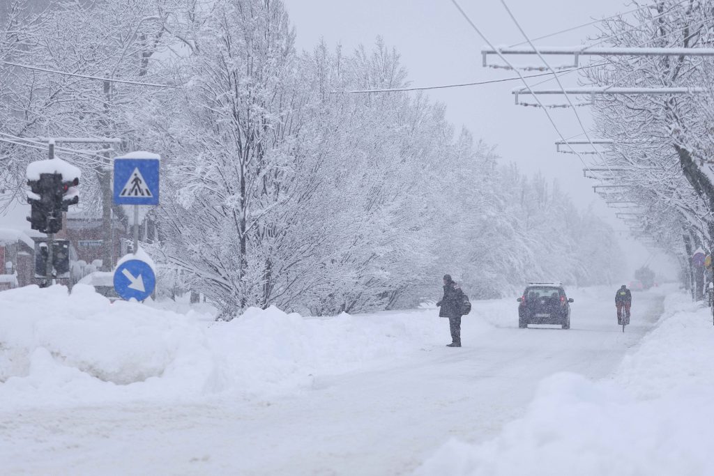 Circulație Dificilă pe Drumurile din Capitală și Din Împrejurimi, în urma Ninsorilor Masive Traficul în București și pe principalele artere de circulație din sudul țării se desfășoară în condiții dificile, din cauza ninsorilor abundente care au afectat zona în ultimele ore