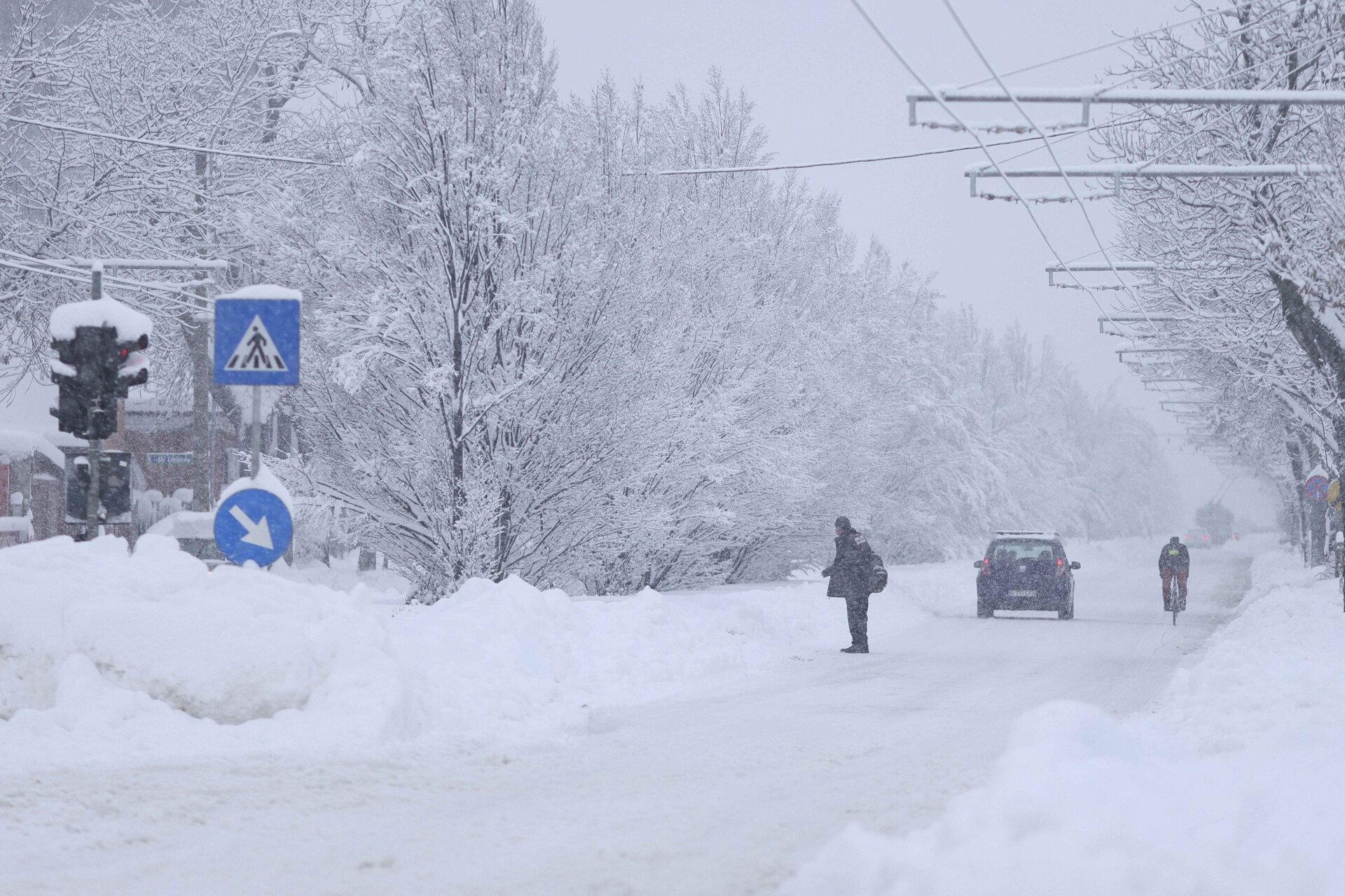 Circulație Dificilă pe Drumurile din Capitală și Din Împrejurimi, în urma Ninsorilor Masive Traficul în București și pe principalele artere de circulație din sudul țării se desfășoară în condiții dificile, din cauza ninsorilor abundente care au afectat zona în ultimele ore