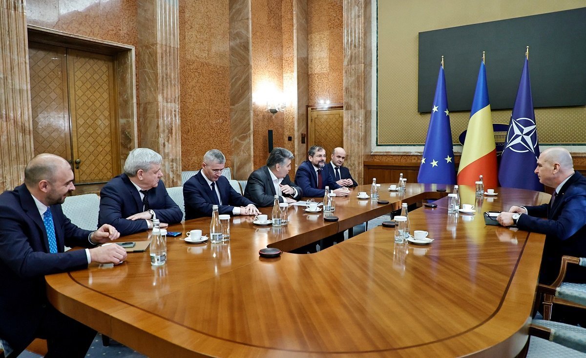 Premierul Ilie Bolojan ia pulsul administrației locale în criza spitalelor municipale de urgență Premierul Ilie Bolojan a solicitat marți consultări speciale cu primarii celor mai importante municipii din țară, într-un efort clar de a găsi soluții responsabile pentru gestionarea spitalelor de urgență administrate direct de autoritățile locale