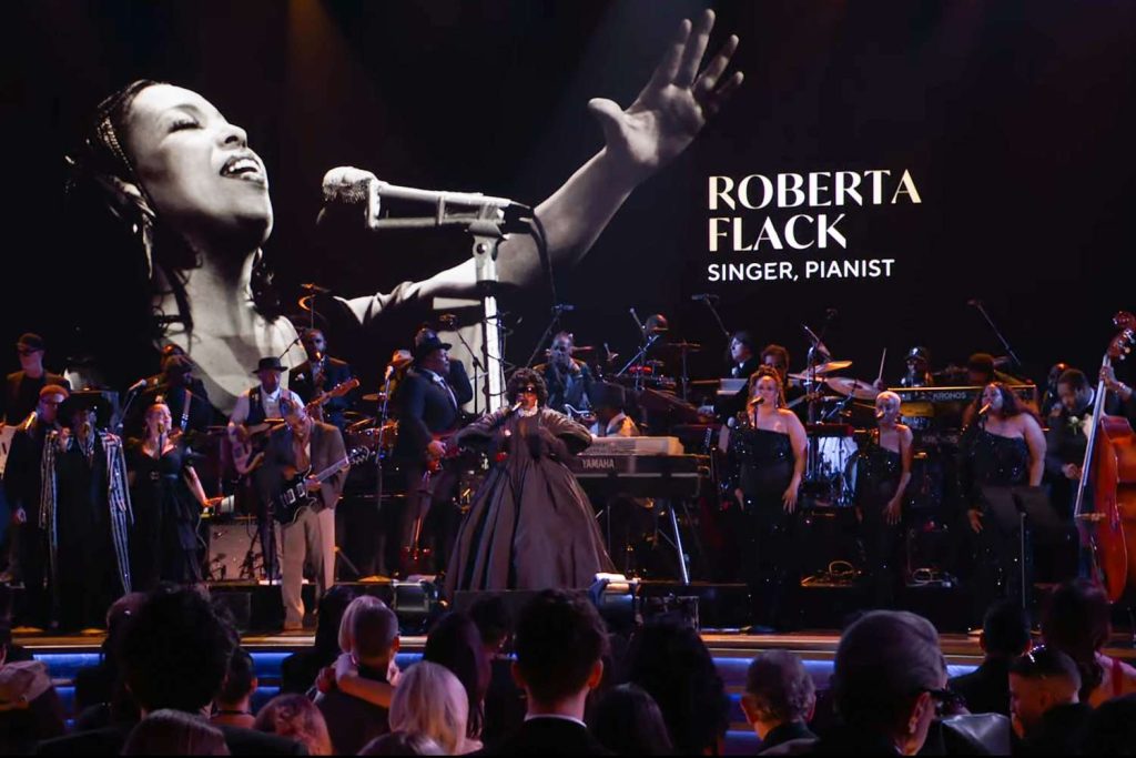 Lauryn Hill and Wyclef Jean Tribute the Late Roberta Flack