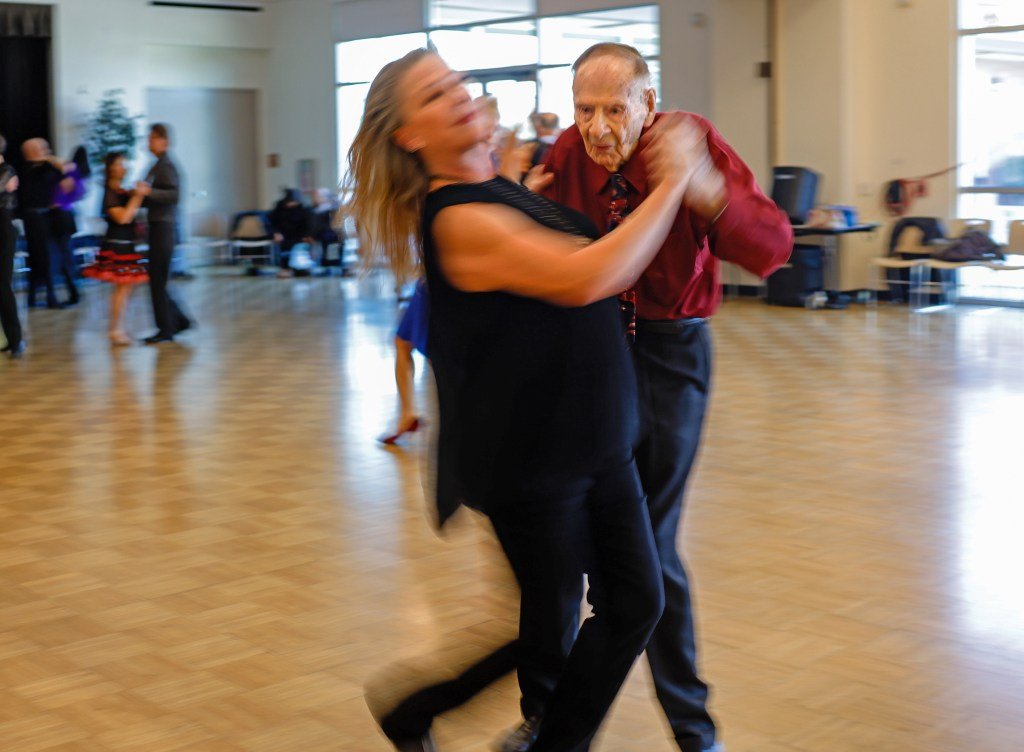 La 100 de ani, Rick Greene dansează cu aceeași pasiune ca în tinerețe Rick Greene, un bărbat din Cupertino, continuă să strălucească pe ringul de dans chiar și la vârsta de 100 de ani