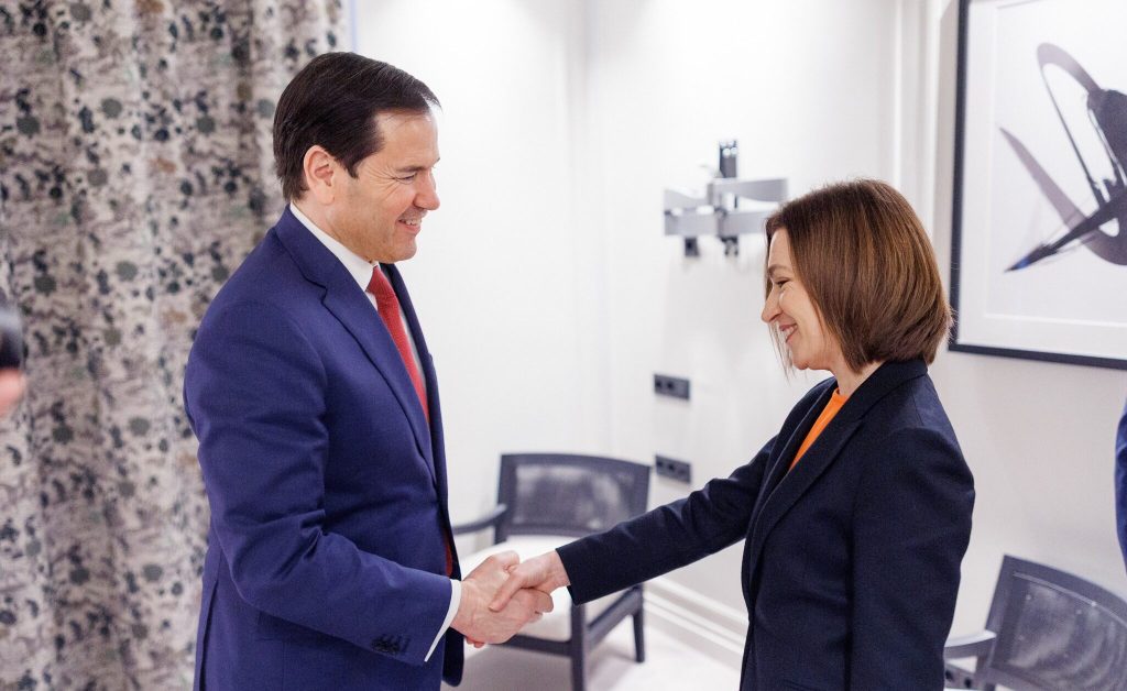 Întâlnire strategică între Maia Sandu și oficiali americani la Munchen: un punct de inflexion în relațiile regionale O întâlnire discretă, dar semnificativă, a avut loc în marja Conferinței de Securitate de la Munchen, unde președinta Republicii Moldova, Maia Sandu, a discutat cu secretarul de stat al Statelor Unite, Marco Rubio