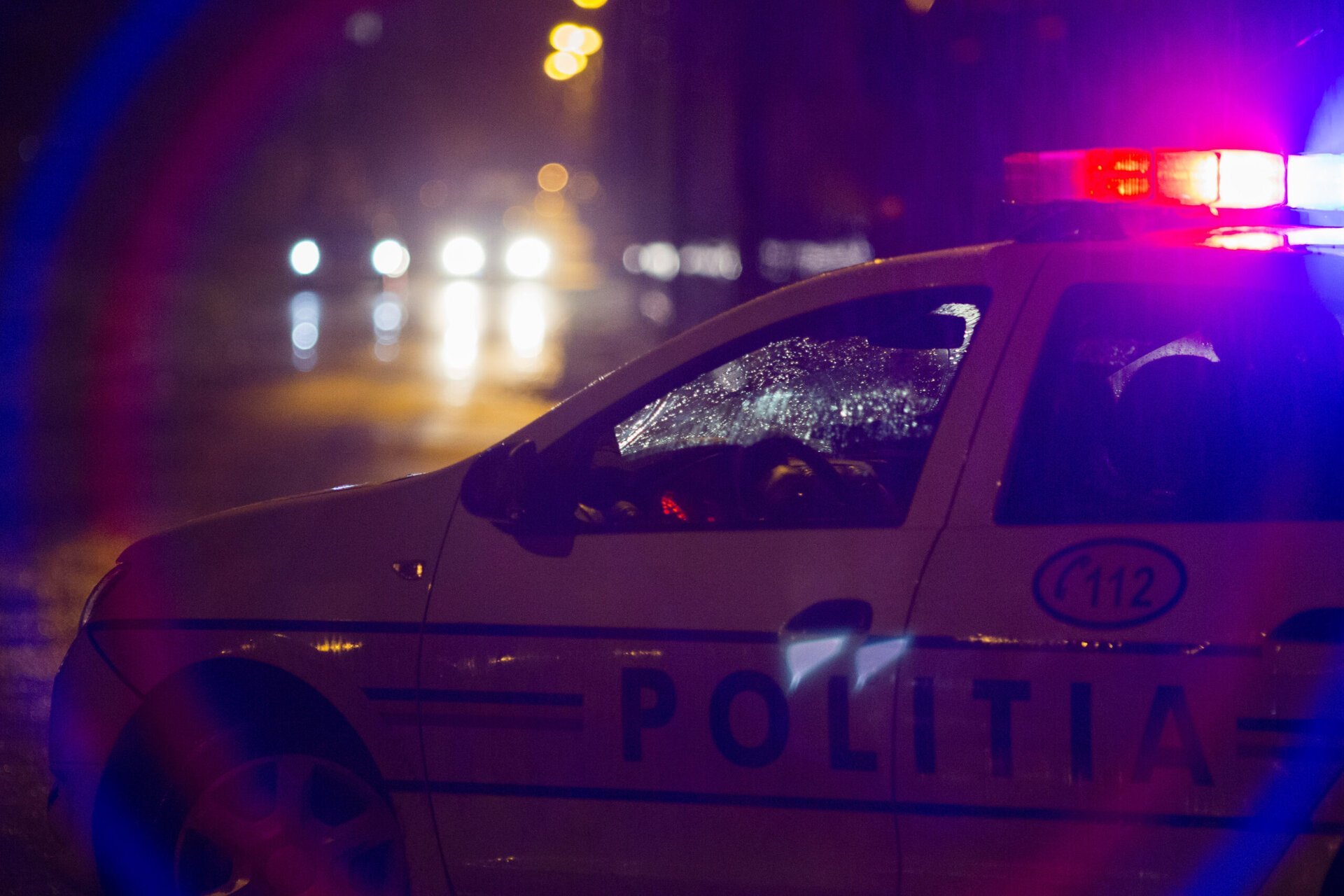 O fată de 16 ani a fost victima unui incident grav, miercuri seară, în Sectorul 6 al Bucureștiului, după ce a călcat într-o baltă plină cu fire electrice rupte