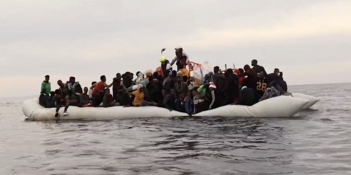 Migranti-Barca-pneumatica-Marea-Mediterana.jpg - JurnalUrban