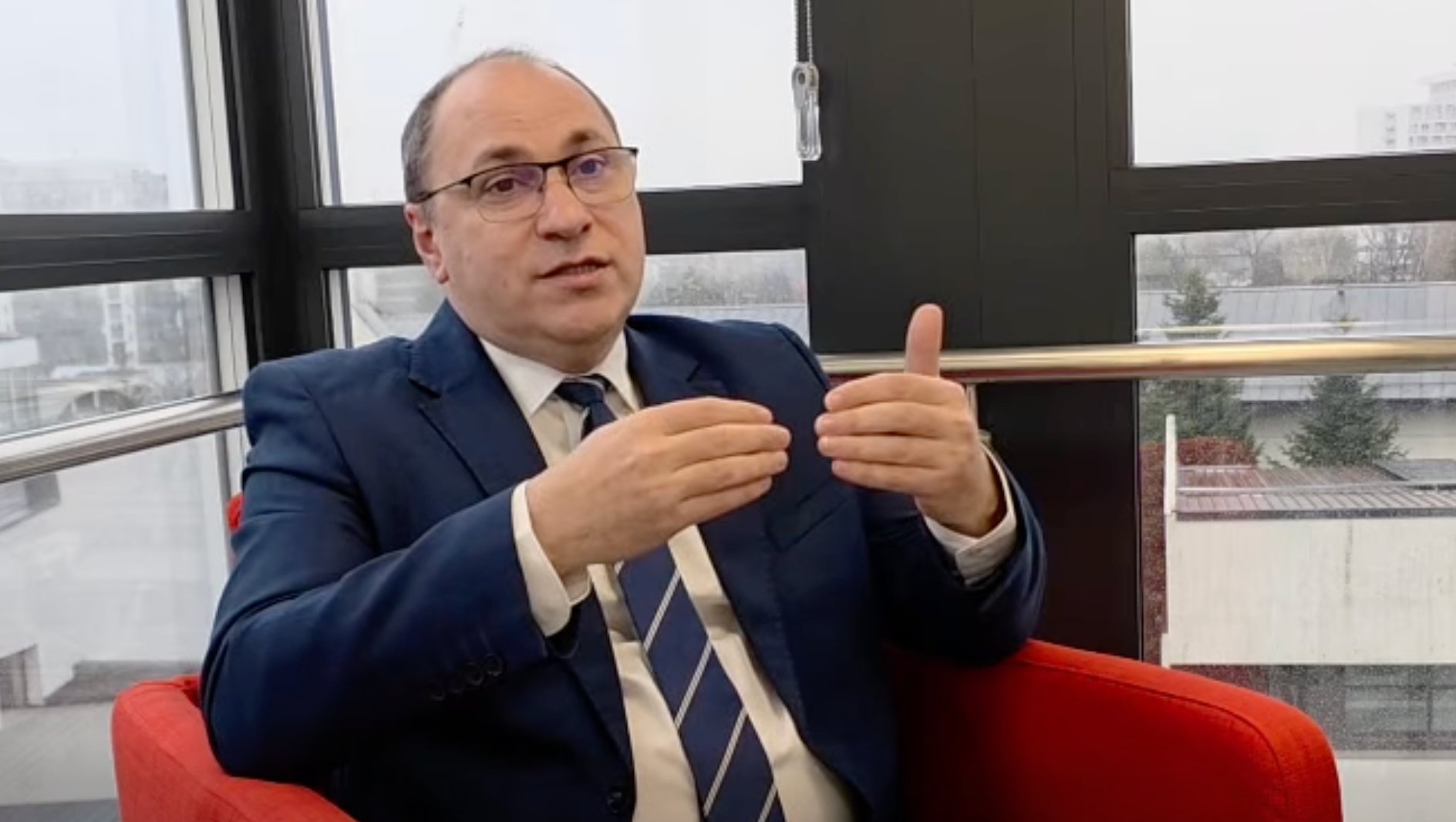 Rectorul Universității din Suceava, Mihai Dimian, a stârnit recent preocupări și controverse în mediul academic și politic, printr-un mesaj ambiguu referitor la implicarea profesorilor în viața politică
