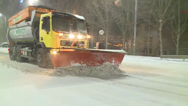 CNAIR mobilizează mii de angajaţi şi utilaje pentru vremea severă. Transportul feroviar se pregăteşte cu pluguri speciale