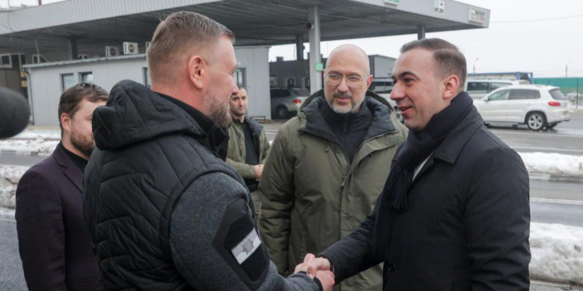 Ministrul-Bogdan-Ivan-la-granita-cu-Ucraina.jpg - JurnalUrban