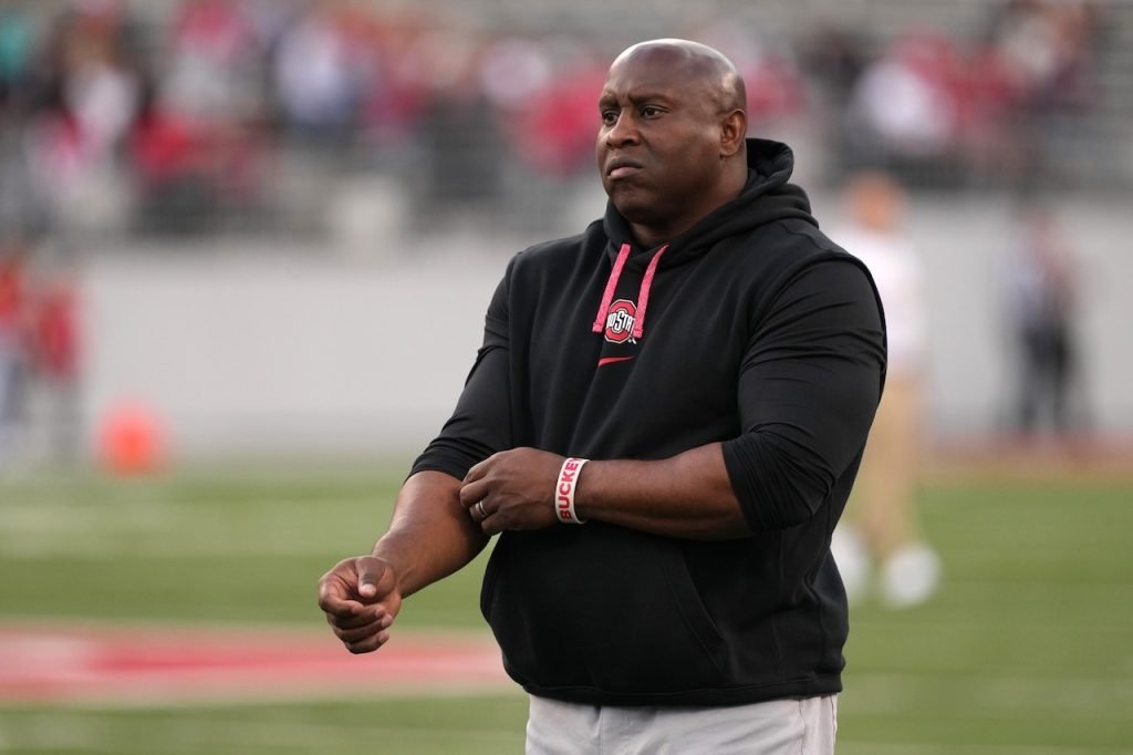 Carlos Locklyn, Arhitectul Succesului de la Ohio State Carlos Locklyn, antrenorul de running backs de la Ohio State, transformă radical echipa sa printr-un proces de recrutare spectaculos