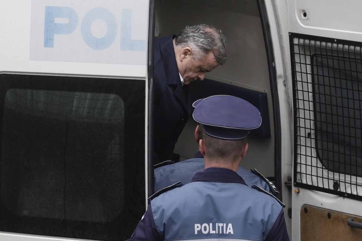 Neculai Onțanu, fostul primar al Sectorului 2 și unul dintre rarele cazuri de lider local cu grad militar de general, a fost condamnat definitiv pentru corupție, încheind astfel o carieră marcată de controverse și acuzații grave