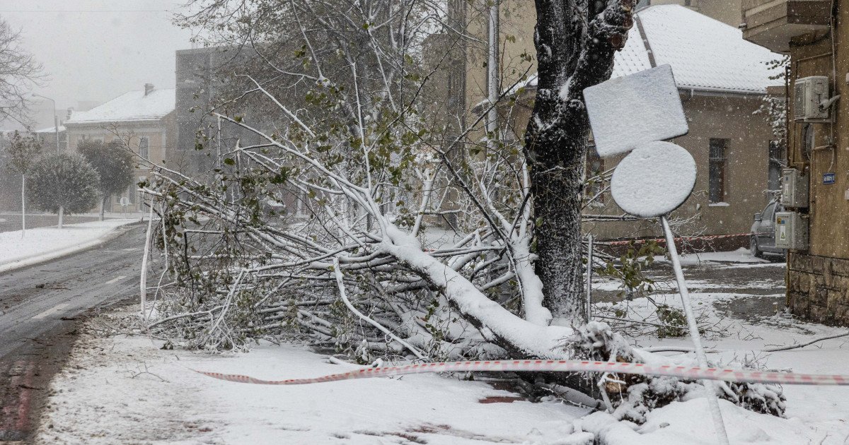 Coduri de vreme severă în România: Ninsori viscolite și vânt puternic până mâine dimineață Agenția Națională de Meteorologie (ANM) a emis avertizări actualizate de cod galben și portocaliu, iar o mare parte din țară se confruntă cu fenomene meteo severe