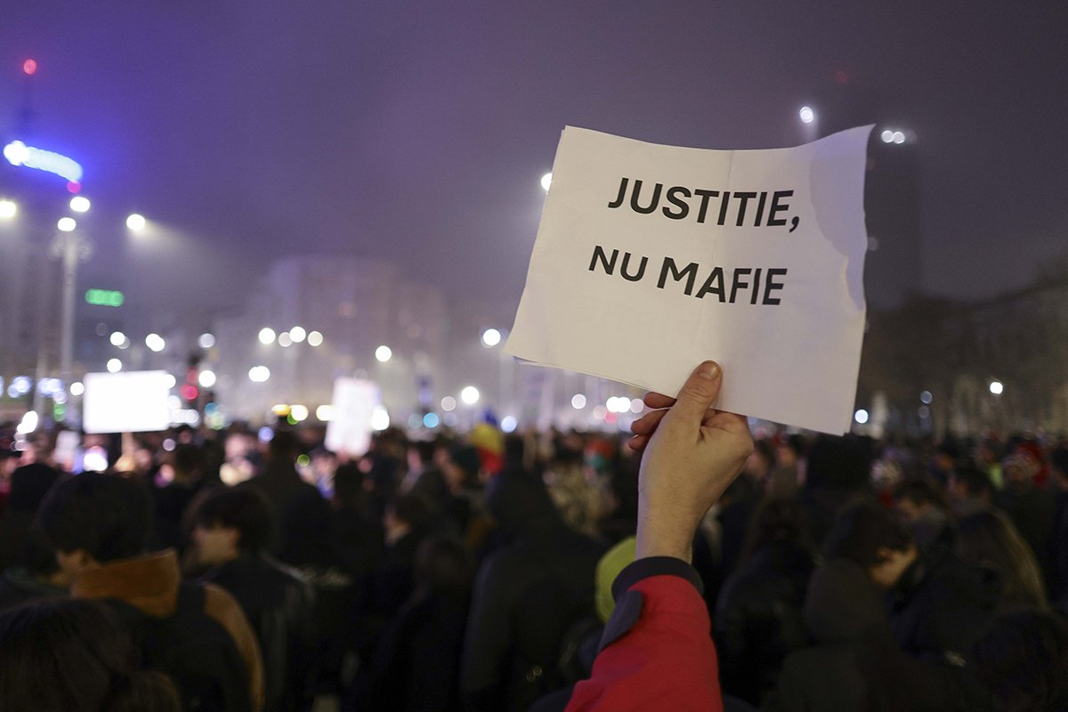 Proteste în mai multe orașe din România față de amânarea deciziei privind pensiile magistraților Mii de români din Timișoara, Brașov, Iași, Craiova și Arad se pregătesc să iasă joi, 12 februarie, în stradă, pentru a-și exprima nemulțumirea față de modul în care oficialii încearcă să amâne luarea unei decizii cruciale pentru sistemul judiciar și pentru fondurile publice