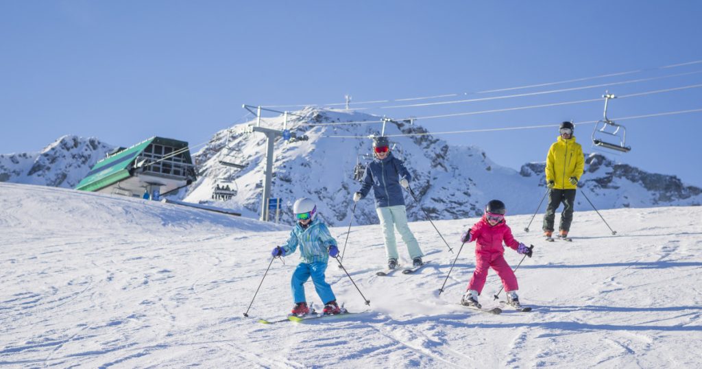 Vacanța de schi din 2026: Primelii elevi din Cluj, Timiș și Bistrița-Năsăud, înaintea claselor din București și Ilfov Vacanța de schi din 2026 va avea loc între 9 februarie și 1 martie, cu perioade diverse în funcție de județ