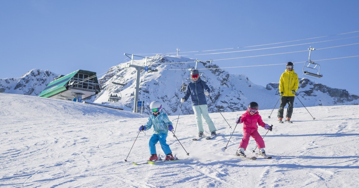 Vacanța de schi din 2026: Primelii elevi din Cluj, Timiș și Bistrița-Năsăud, înaintea claselor din București și Ilfov Vacanța de schi din 2026 va avea loc între 9 februarie și 1 martie, cu perioade diverse în funcție de județ