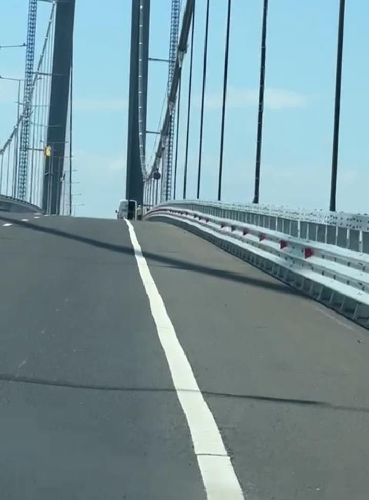 Autoritățile brăilene au anunțat, recent, introducerea unor restricții temporare de viteză pe podul peste Dunăre, din cauza lucrărilor de reparații efectuate în zonă, măsuri menite să asigure siguranța traficului rutier