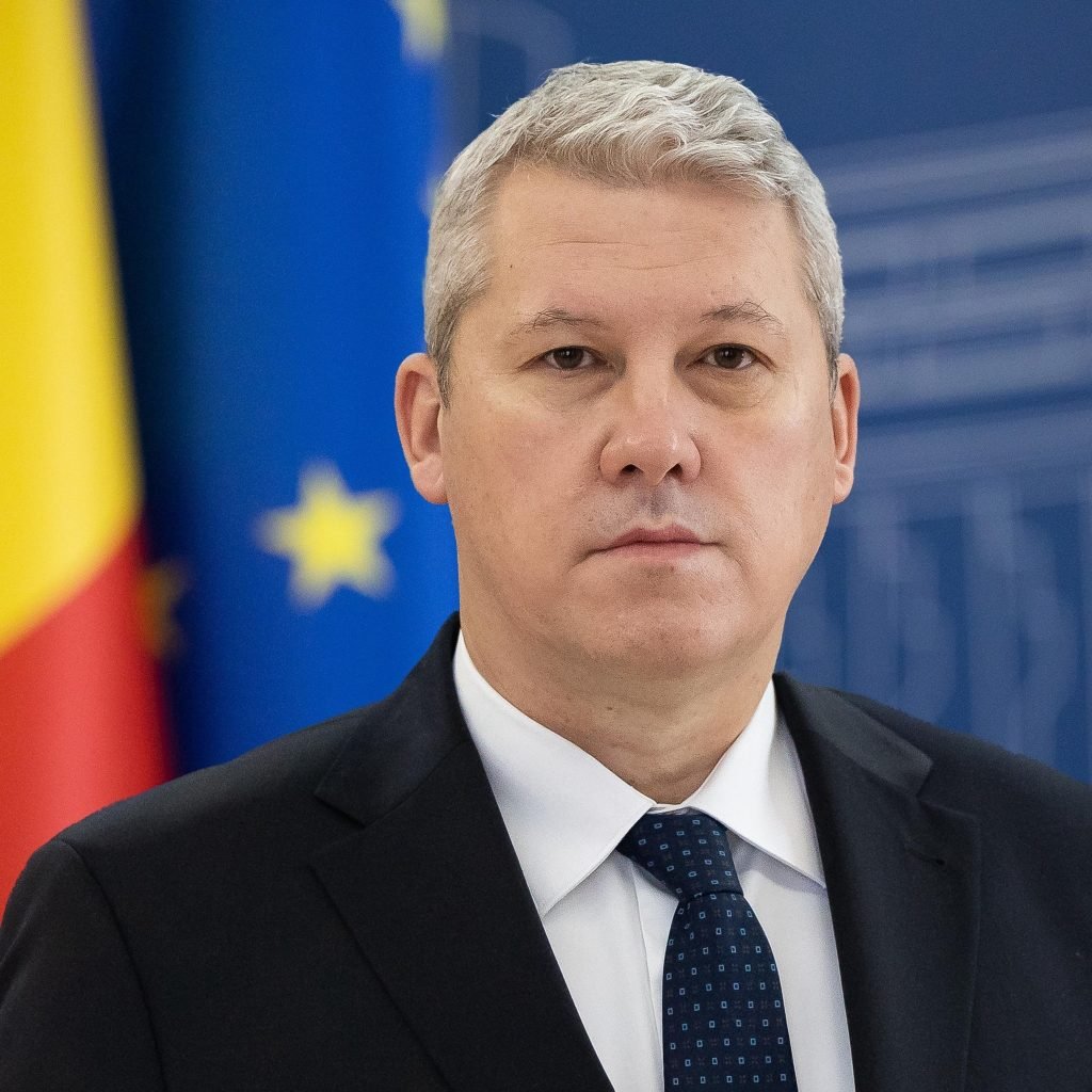 Întălnirea dintre vicepremierul român, Cătălin Predoiu, și conducerea FBI pentru dezvoltarea colaborării în combaterea criminalității Vicepremierul Cătălin Predoiu, ministrul Afacerilor Interne, a avut o întâlnire cu o delegație a conducerii FBI în capitala americană, Washington
