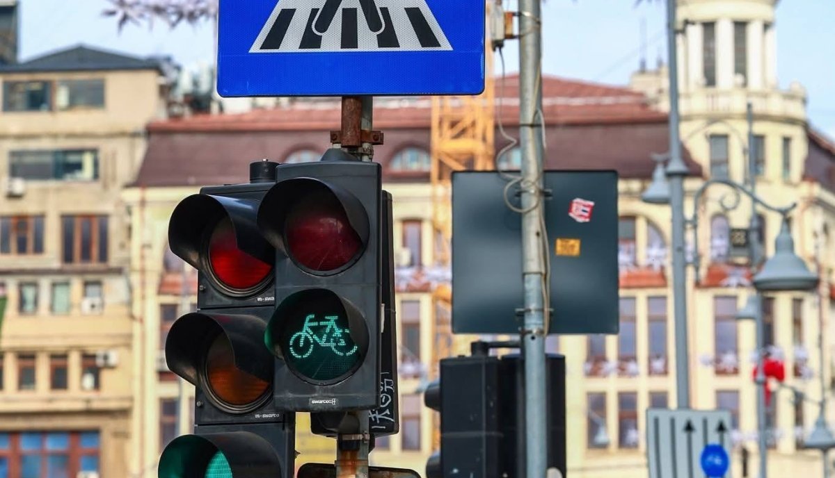 Primăria Municipiului București anunță un proiect ambițios menționat scopul de a transforma traficul din Capitală printr-un sistem de semaforizare inteligentă implementat în 580 de intersecții