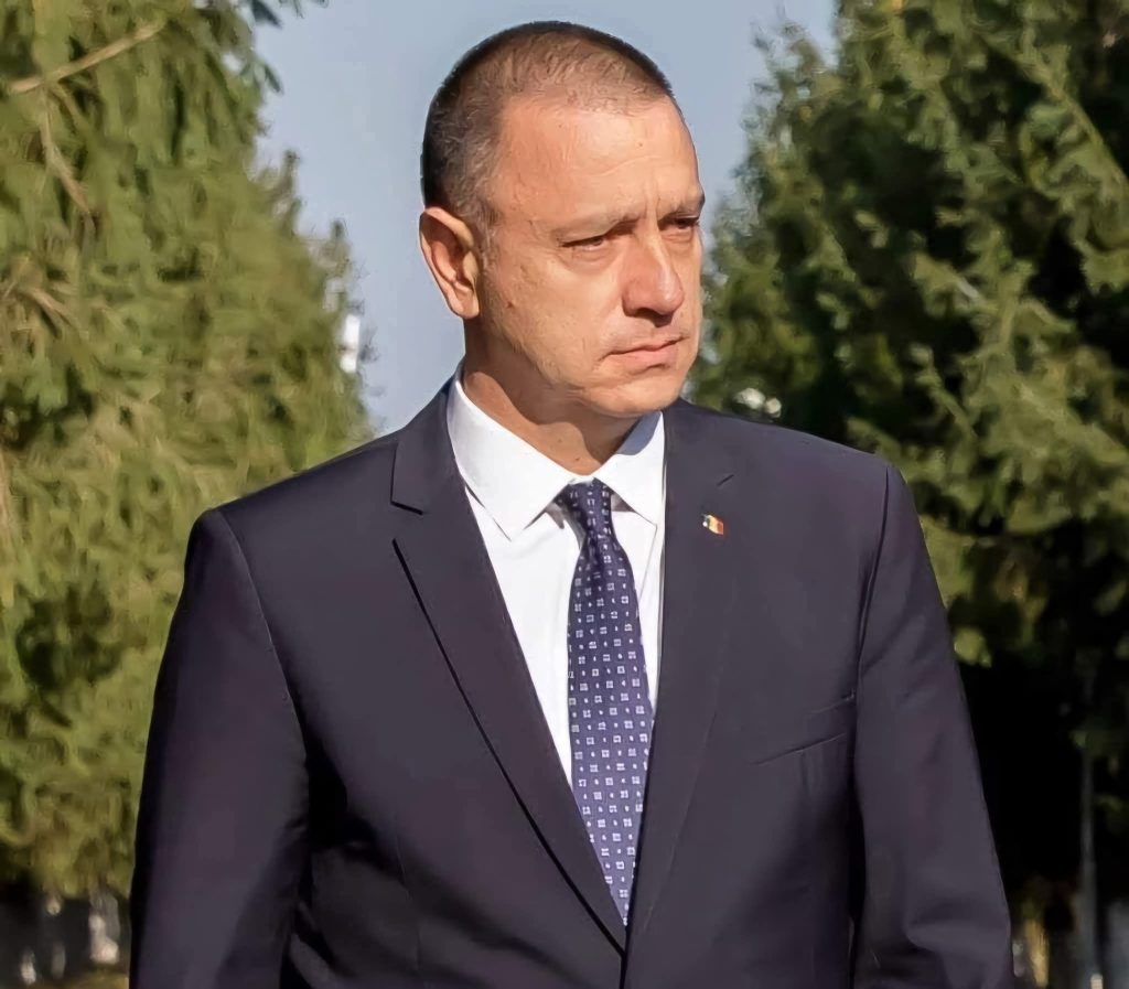 Titlul: „Premierul Ilie Bolojan acuzat de Mihai Fifor pentru recesiunea tehnică a României” Deputatul PSD Mihai Fifor îl acuză pe premierul Ilie Bolojan de recesiunea tehnică în care a intrat România, după cum confirmă datele Institutului Național de Statistică (INS) anunțate astăzi