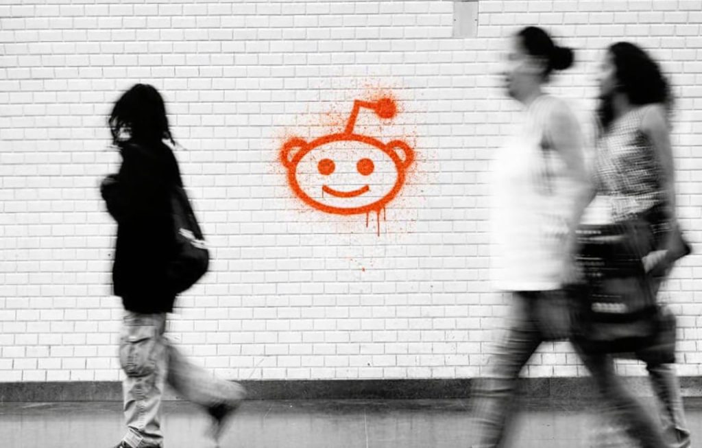 Reddit face un pas curajos spre redefinirea rolului său în ecosistemul digital, intenționând să depășească statutul de simplă platformă socială pentru a deveni un motor de răspunsuri și informații, susținut de inteligența artificială