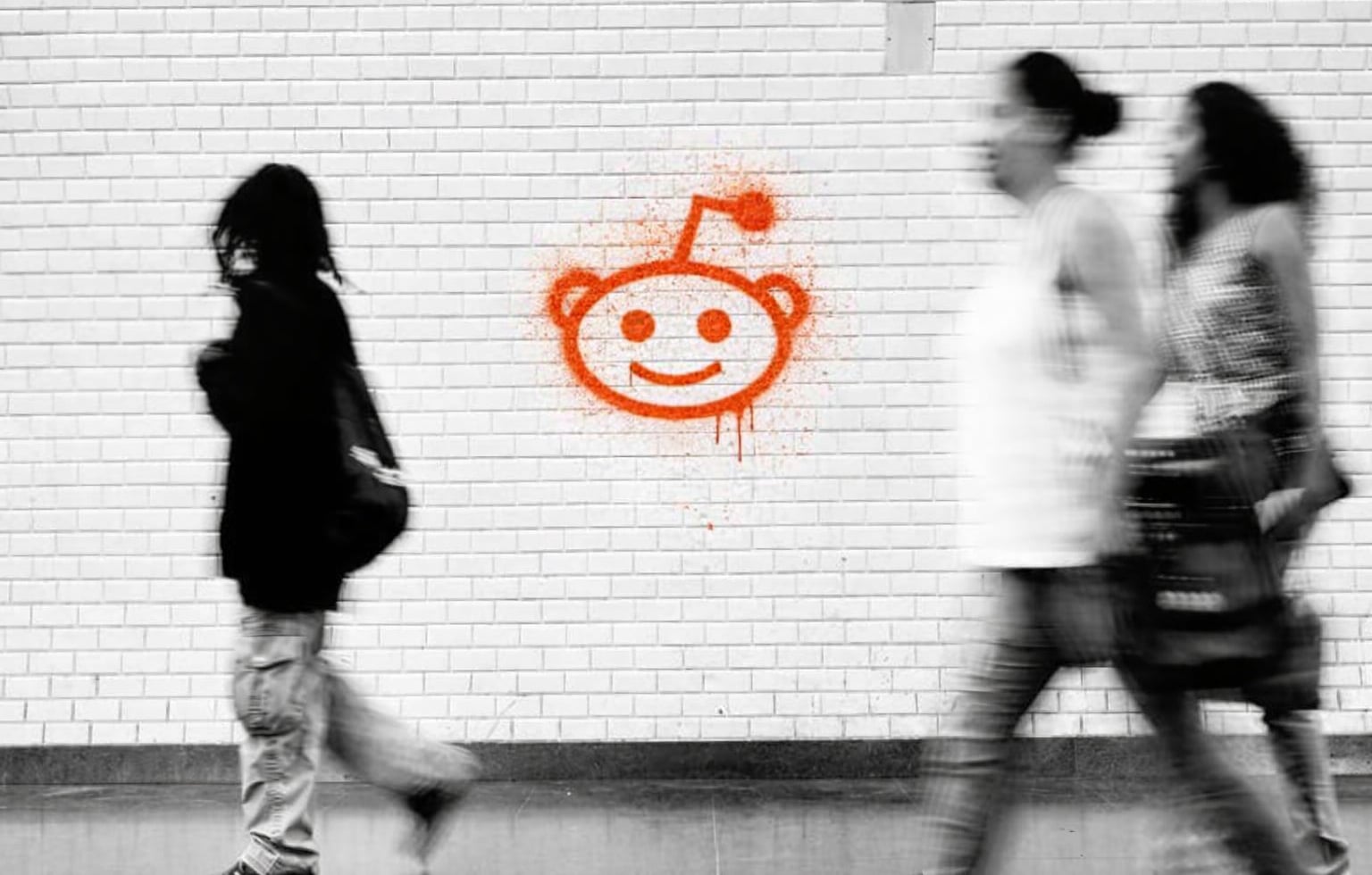 Reddit face un pas curajos spre redefinirea rolului său în ecosistemul digital, intenționând să depășească statutul de simplă platformă socială pentru a deveni un motor de răspunsuri și informații, susținut de inteligența artificială