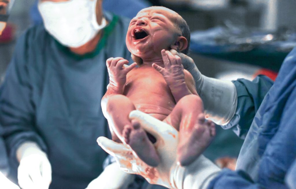 Chirurgia materno-fetală: o frontieră a medicinei moderne dedicate salvării celor două vieți Într-un domeniu rar și foarte specializat al medicinei, echipele de chirurgicale acționează simultan asupra a două pacienti: mama și copilul nenăscut