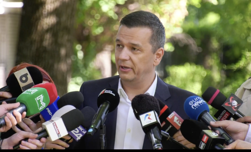 Sorin Grindeanu: “România nu poate trăi din ajutor social, ci din muncă” Președintele PSD, Sorin Grindeanu, a făcut o declarație clară și fermă despre situația socială și economică a României, evidențiind faptul că țara nu poate continua să se bazeze pe ajutoarele sociale ca principală soluție pentru sprijinul populației