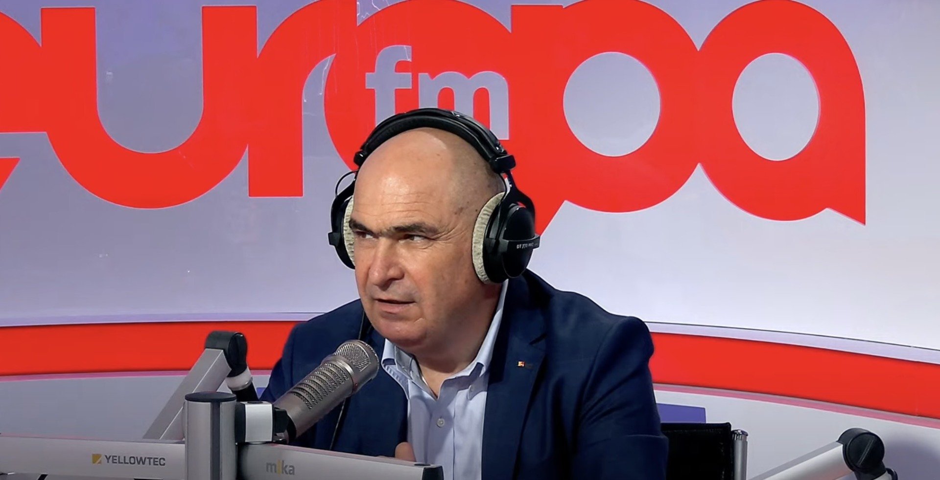 Premierul României, Ilie Bolojan, a fost invitat marți în studioul Europa FM pentru a discuta despre starea economică actuală a țării, punctând un moment delicat pentru economia națională