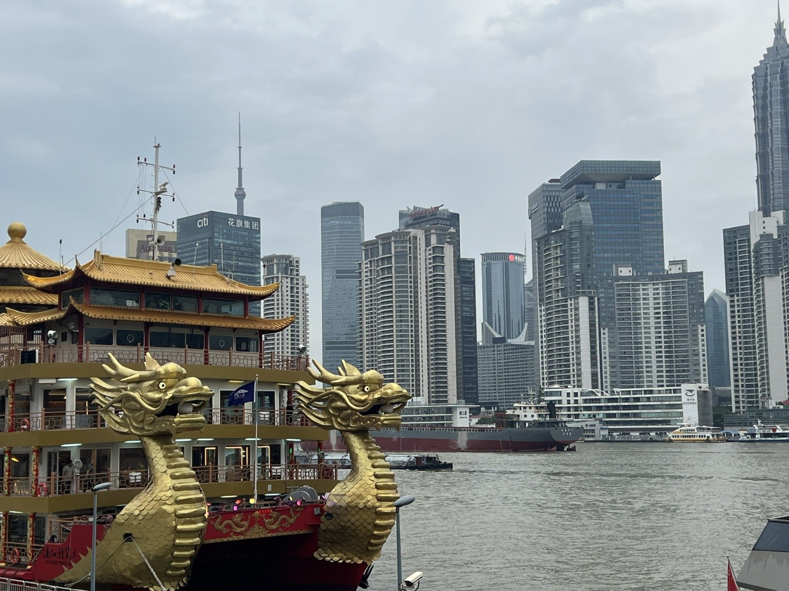Într-un demers menit să stimuleze relațiile economice și culturale, China a anunțat că, începând de marți, 17 februarie, cetățenii canadieni și britanici vor putea călători în țară fără a fi nevoie de viză pentru călătorii de afaceri