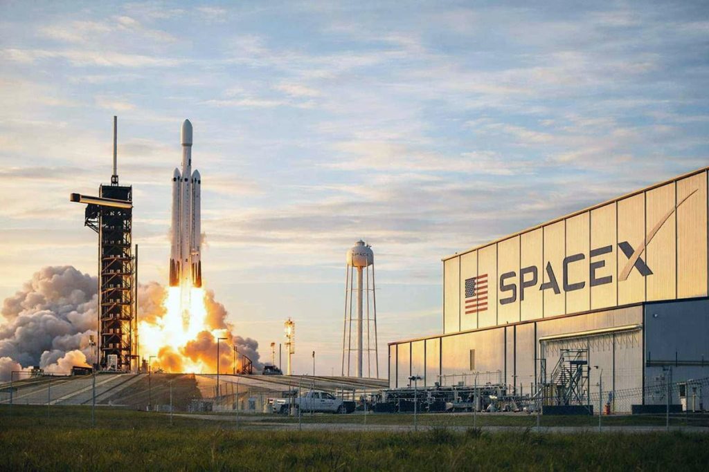 SpaceX își recalibrează rapid prioritățile, lăsând în urmă planurile de a trimite oameni pe Marte pentru a se concentra pe revenirea pe Lună