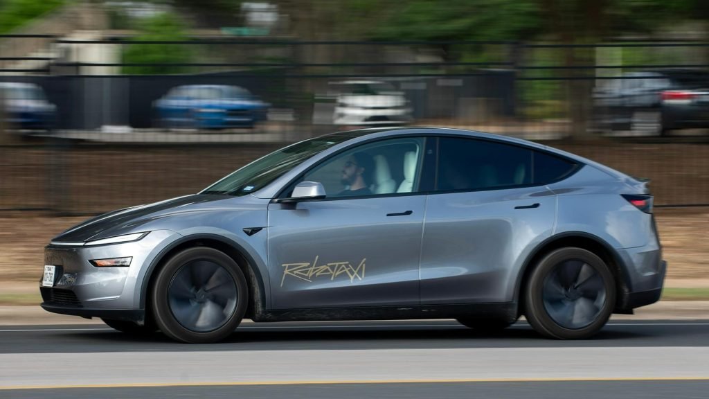 Tesla a declanșat o revoluție tacită în lumea mobilității autonome odată cu anunțul că în Austin, mașinile lor robotaxi operează fără un safety monitor în cabină