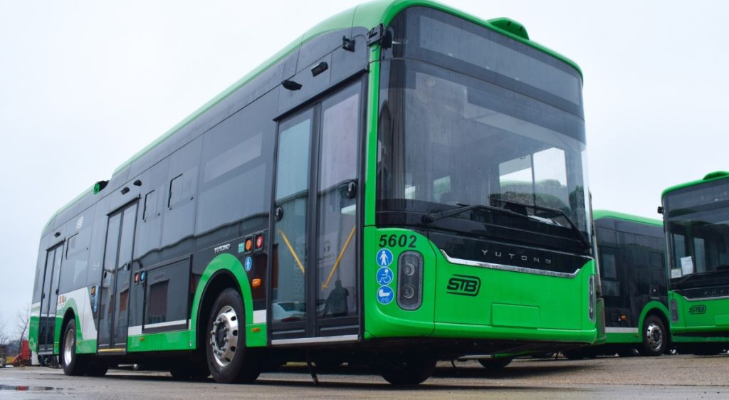Bucureștiul face pași concreți spre o mobilitate mai verde și mai sustenabilă odată cu demararea testelor cu primul troleibuz electric de proveniență chinezesc, Yutong