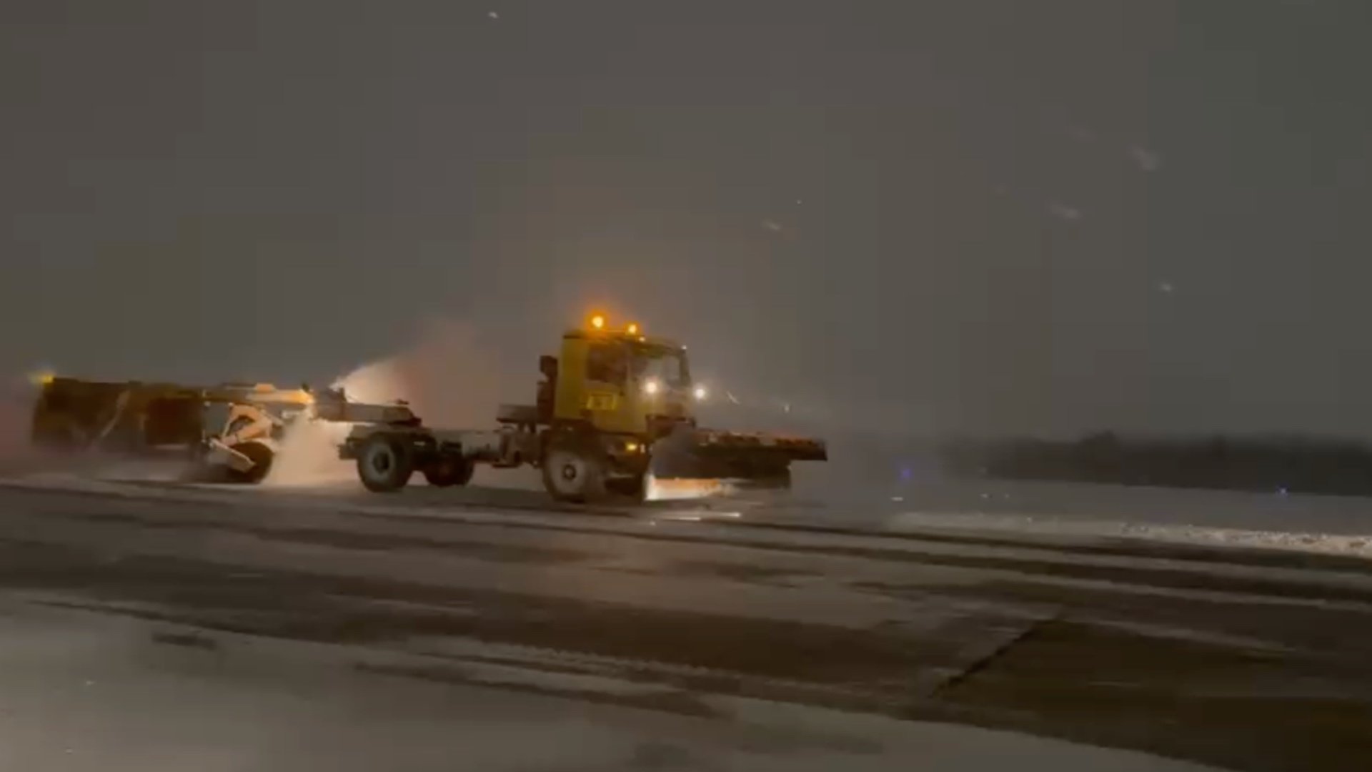 Traficul aerian de pe aeroporturile din București se desfășoară în condiții de iarnă, dar fără a fi puse în pericol siguranța zborurilor