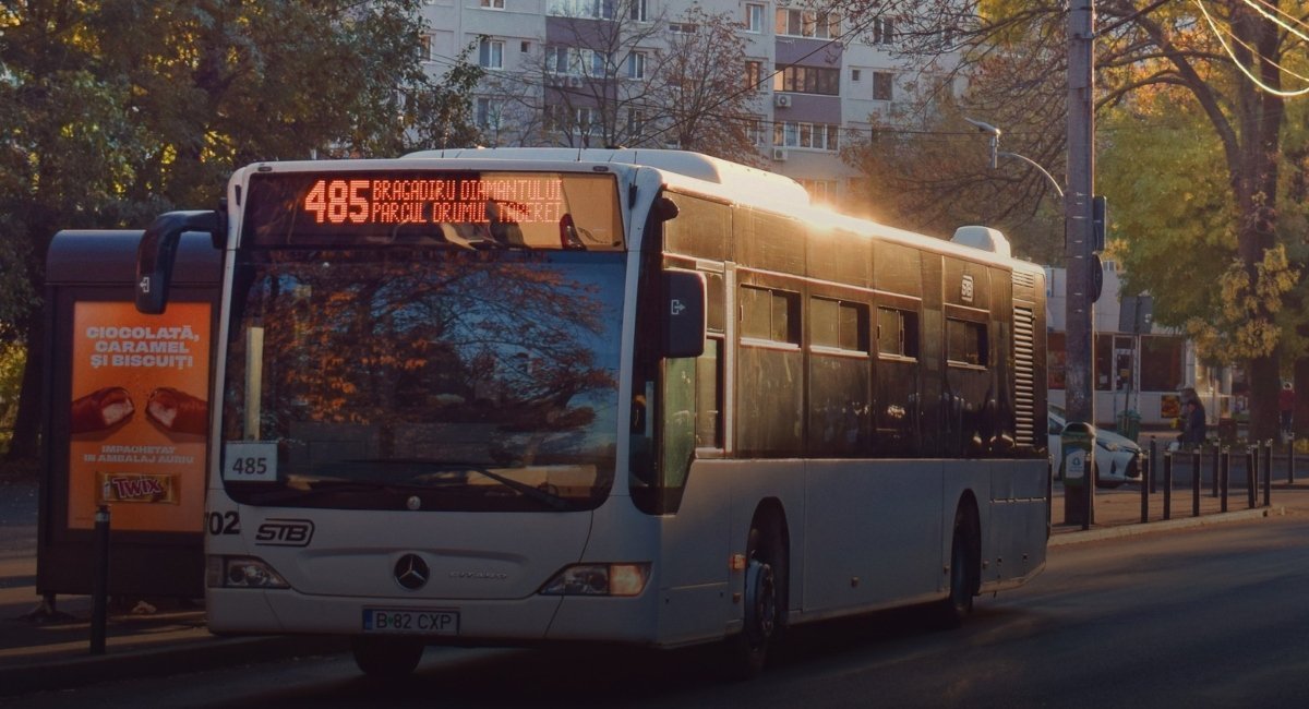 Autobuzele liniei 485 din București vor circula, începând de luni, pe un traseu modificat, ca urmare a unor lucrări de extindere a rețelelor de utilități