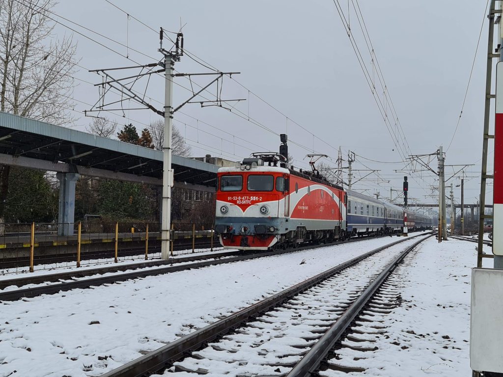 CFR Călători anulează mai multe trenuri din cauza vremii severe CFR Călători a anunțat astăzi anularea unui număr semnificativ de trenuri, în contextul avertizărilor meteo emise pentru mai multe regiuni din țară