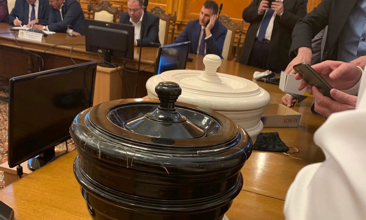 Schimbare radicală în scena politică: membri ai partidelor extremiste SOS și POT își înființează propriile grupuri parlamentare Un nou val de tensiuni a zguduit scena politică românească, odată cu retragerea și formarea de noi grupuri parlamentare de către 31 de deputați și senatori aparținând partidelor extremiste SOS și POT