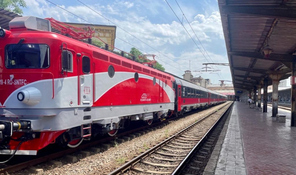 O dimineață tensionată pentru traficul feroviar din Capitală, după ce vineri dimineață un tramvai al trenului IRN 401, cunoscut și sub numele de Trenul Prietenia, a deraiat în Depoul București Călători, blocând circulația mai multor trenuri care tranzitează zona