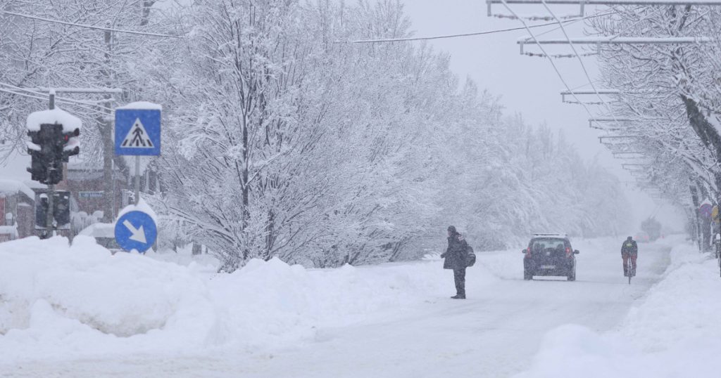 Viscol și ninsori în București și 25 de județe: școli închise, trafic blocat și mii de oameni fără energie. Date de ultimă oră