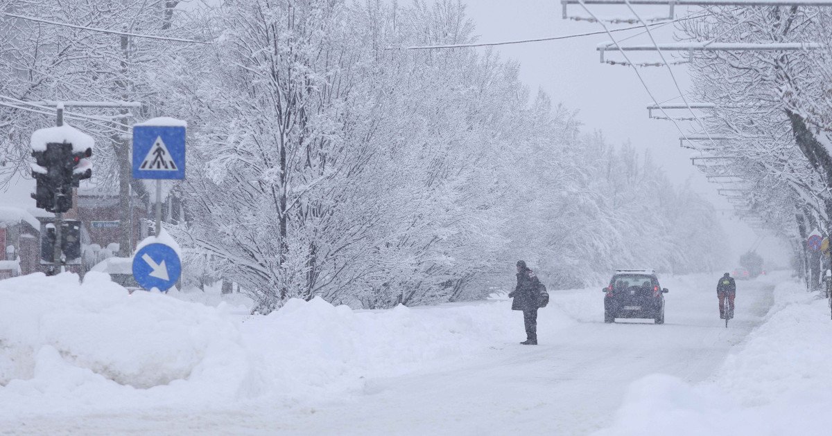 Viscol și ninsori în București și 25 de județe: școli închise, trafic blocat și mii de oameni fără energie. Date de ultimă oră