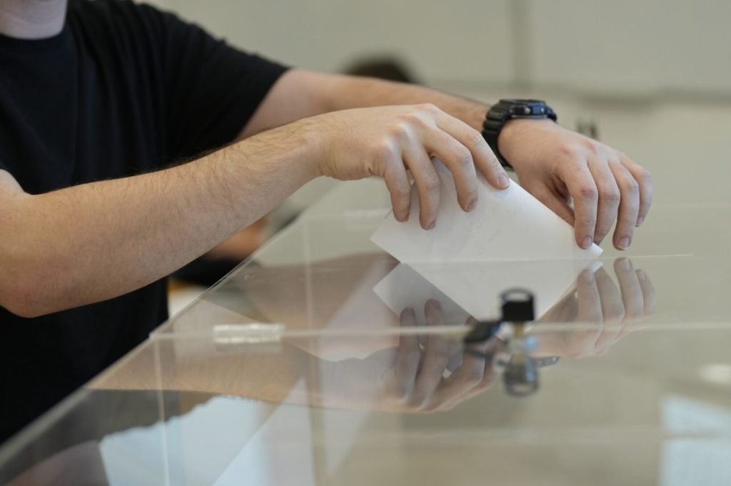 AUR depune în Parlament o inițiativă pentru introducerea votului în două tururi la alegerile pentru primari și președinți de Consilii Județene Alianța pentru Unirea Românilor (AUR) anunță oficial depunerea unei inițiative legislative menită să schimbe fundamental modul în care se aleg cei care conduc orașele și județele din România