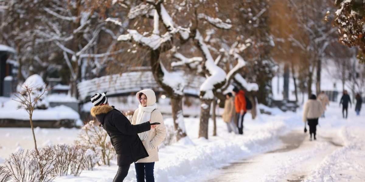 Vremea în România se schimbă radical. După temperaturi de 15 grade, meteorologii anunță că ninsorile și frigul revin