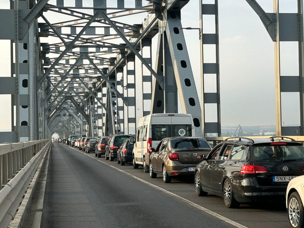 Traficul în creștere pe podul de la Giurgiu, autoritățile iau măsuri pentru fluidizare Odată cu apropierea vacanței de schi a elevilor și creșterea accentuată a numărului de turiști care părăsesc țara, traficul pe podul peste Dunăre de la Giurgiu se intensifică semnificativ