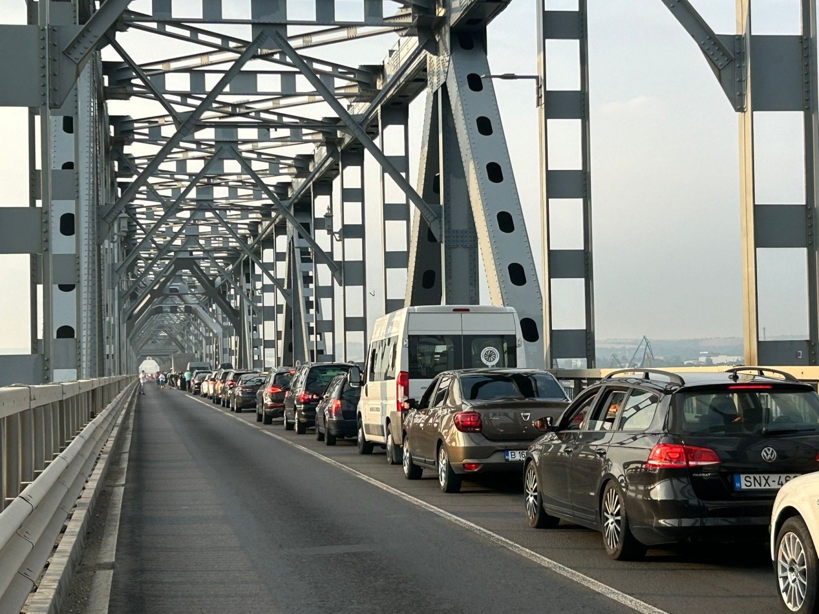 Traficul în creștere pe podul de la Giurgiu, autoritățile iau măsuri pentru fluidizare Odată cu apropierea vacanței de schi a elevilor și creșterea accentuată a numărului de turiști care părăsesc țara, traficul pe podul peste Dunăre de la Giurgiu se intensifică semnificativ