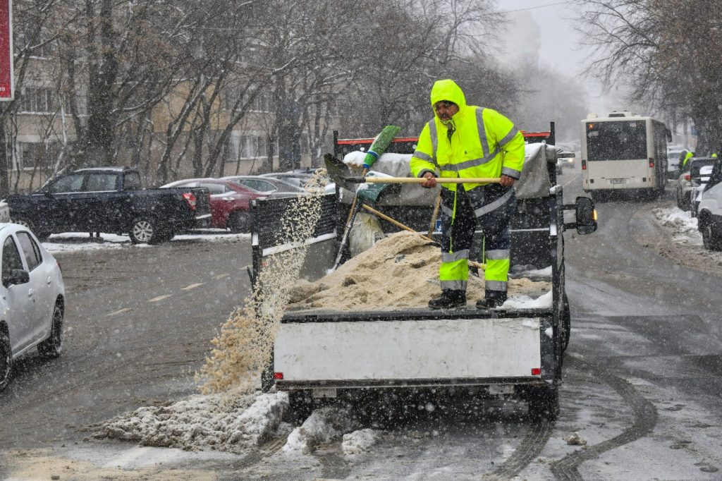 Bucureștiul înghețat: peste 300 de utilaje de deszăpezire în acțiune pentru a face față furtunii de iarnă Primăvara pare departe, însă iarna își face simțită prezența în Capitală cu o forță nemaiîntâlnită în ultimi ani