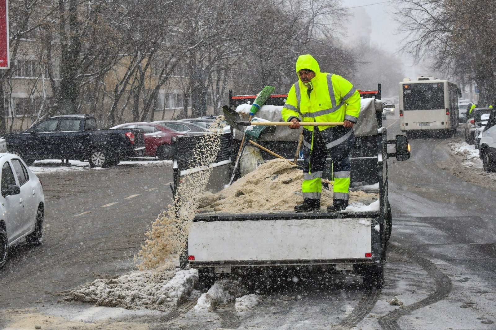 Bucureștiul înghețat: peste 300 de utilaje de deszăpezire în acțiune pentru a face față furtunii de iarnă Primăvara pare departe, însă iarna își face simțită prezența în Capitală cu o forță nemaiîntâlnită în ultimi ani