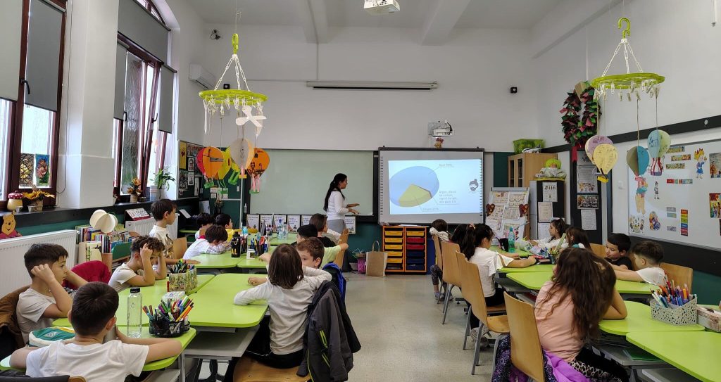 Eforturi pentru aer curat în Capitală: Asociația Ecopolis lansează un program inovator în școli Cu siguranță, una dintre cele mai mari provocări ale orașelor moderne, inclusiv Capitala, este poluarea aerului, o problemă care afectează sănătatea tuturor locuitorilor, dar mai ales a tinerilor