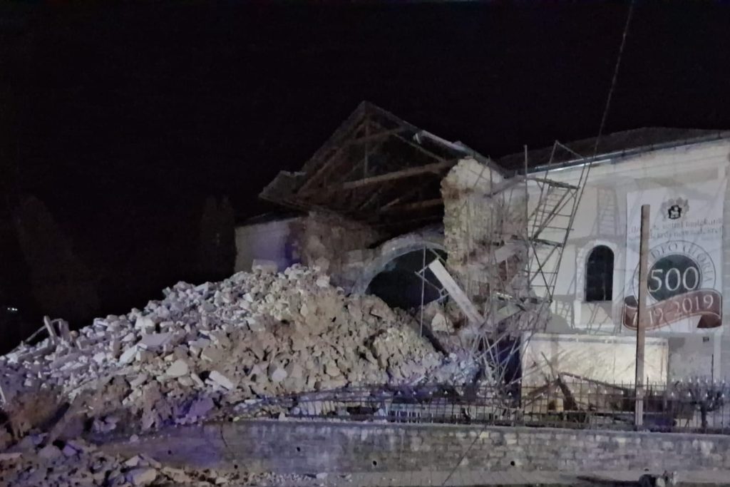 Timpanul bisericii din Cehu Silvaniei, prăbușit în plină seară, un incident cu consecințe imprevizibile O duminică obișnuită s-a transformat într-un adevărat scenariu de criză în orașul Cehu Silvaniei, după ce turla veche a bisericii din centrul orașului s-a prăbușit marți seară, în jurul orei 18:30