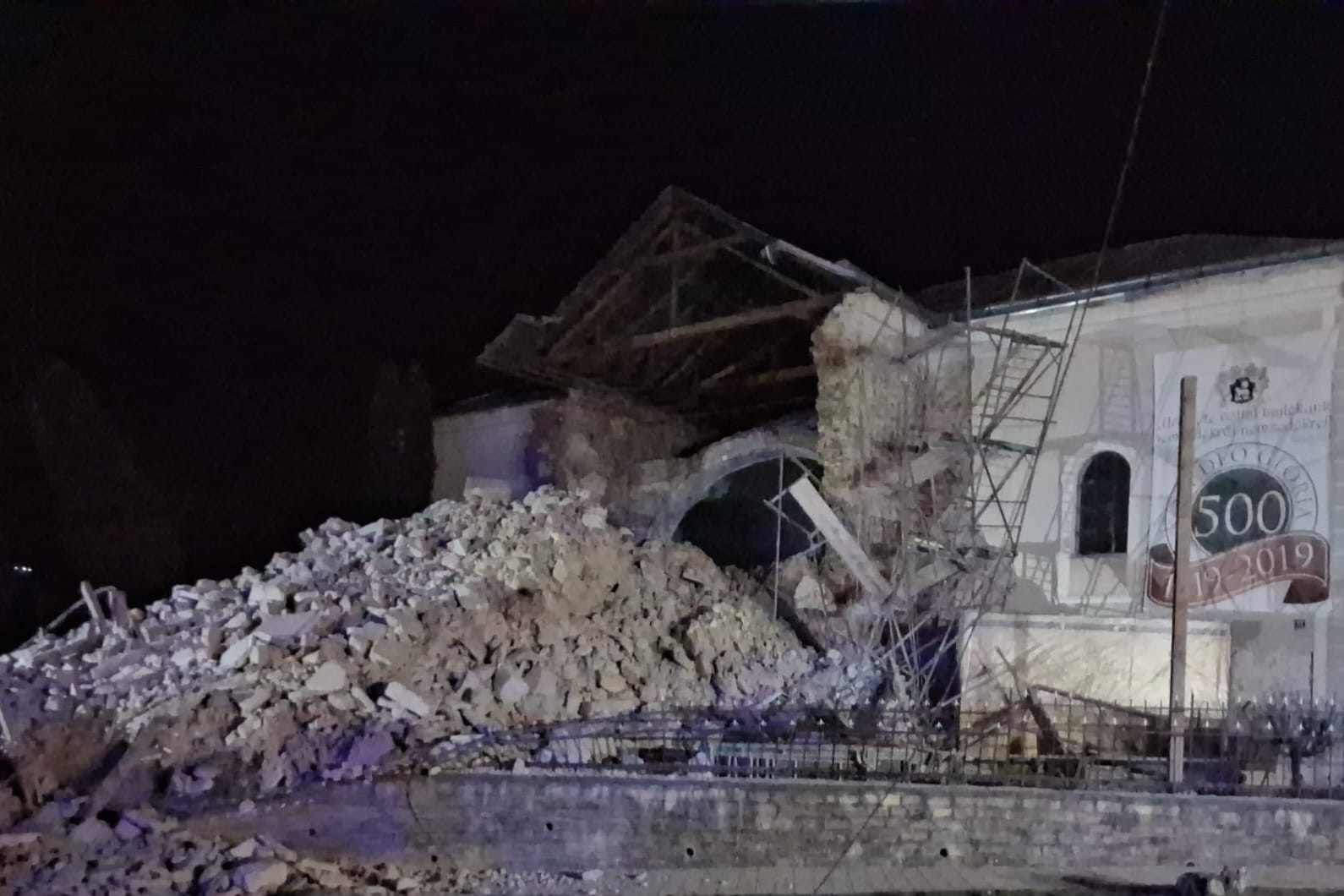 Timpanul bisericii din Cehu Silvaniei, prăbușit în plină seară, un incident cu consecințe imprevizibile O duminică obișnuită s-a transformat într-un adevărat scenariu de criză în orașul Cehu Silvaniei, după ce turla veche a bisericii din centrul orașului s-a prăbușit marți seară, în jurul orei 18:30