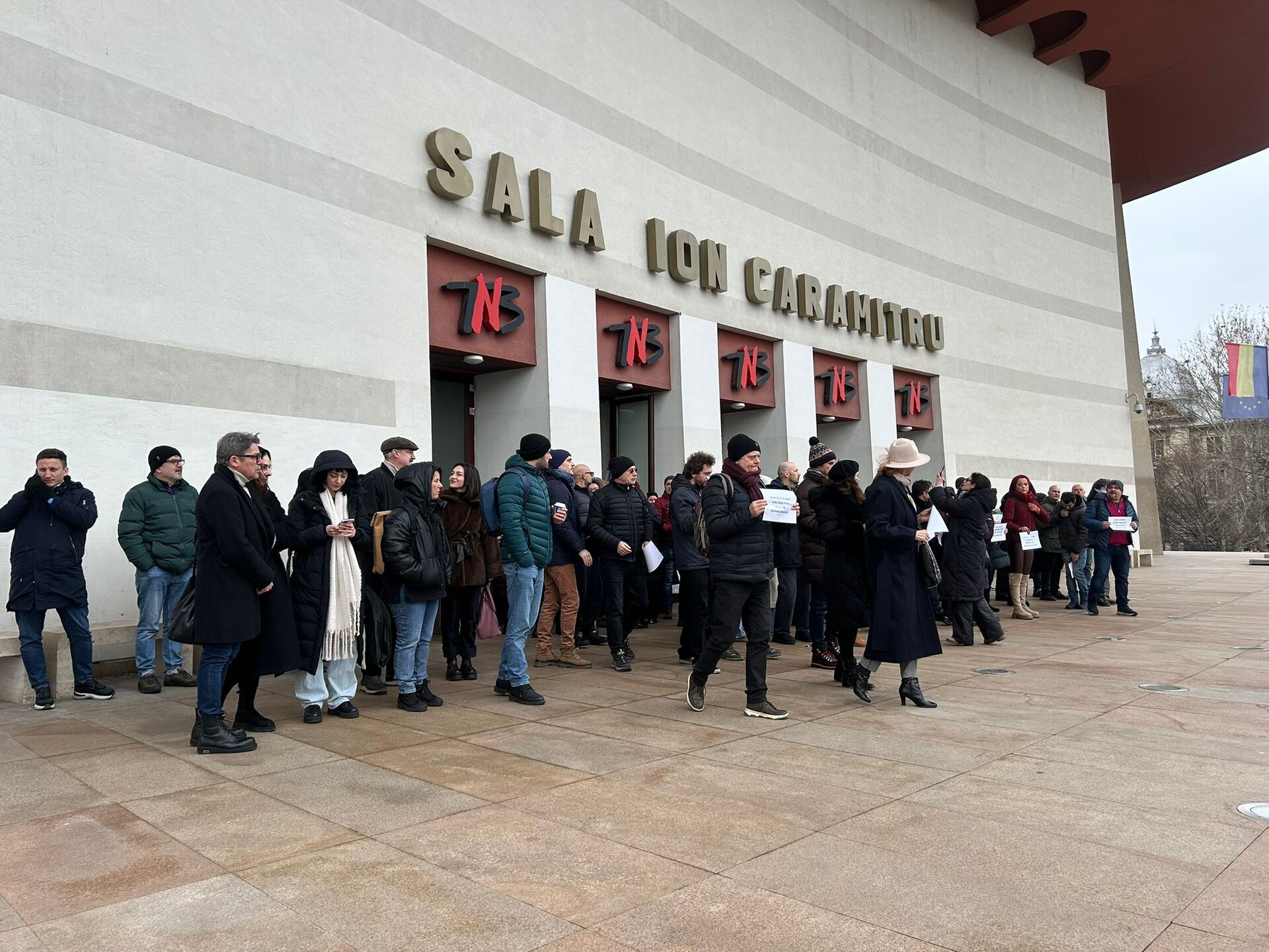 Actorii Teatrului Național din București au ieșit marți în stradă, într-un gest de protest față de noile reguli impuse de Ministerul Culturii, regulamente considerate restrictive și nejustificat de mulți din breaslă